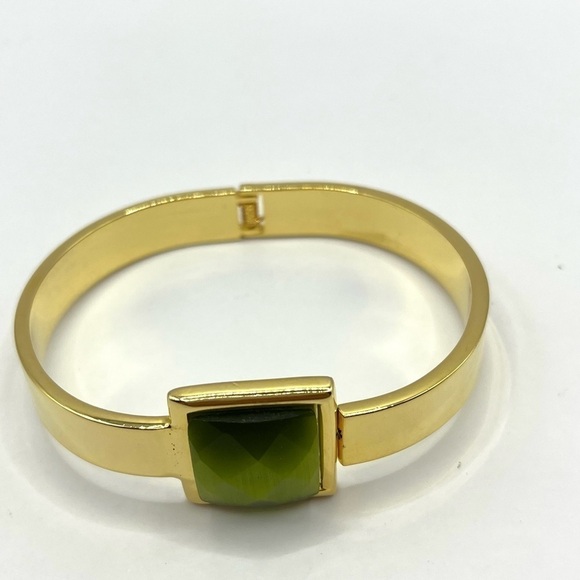 Clamper Style Bracelet Gold Tone with Peridot colored Square Acrylic Stone. - Picture 6 of 9